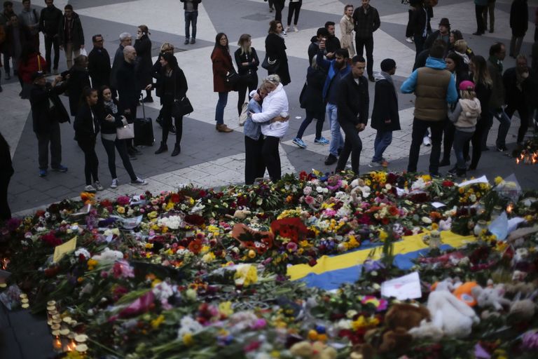 Stockholmi Sergels Torgile toodud lilled, millega mälestatakse rünnakus hukkunuid / MARKUS SCHREIBER/AP/SCANPIX