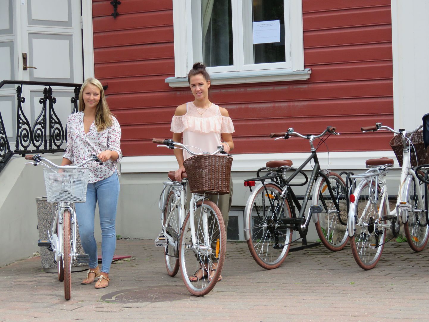 Turismiinfopunkti konsultandid Heleri Härk (vasakul) ja Alice Konsberg on uued rattad juba ära proovinud ja kiidavad need väga mugavateks ning praktilisteks sõiduvahenditeks.