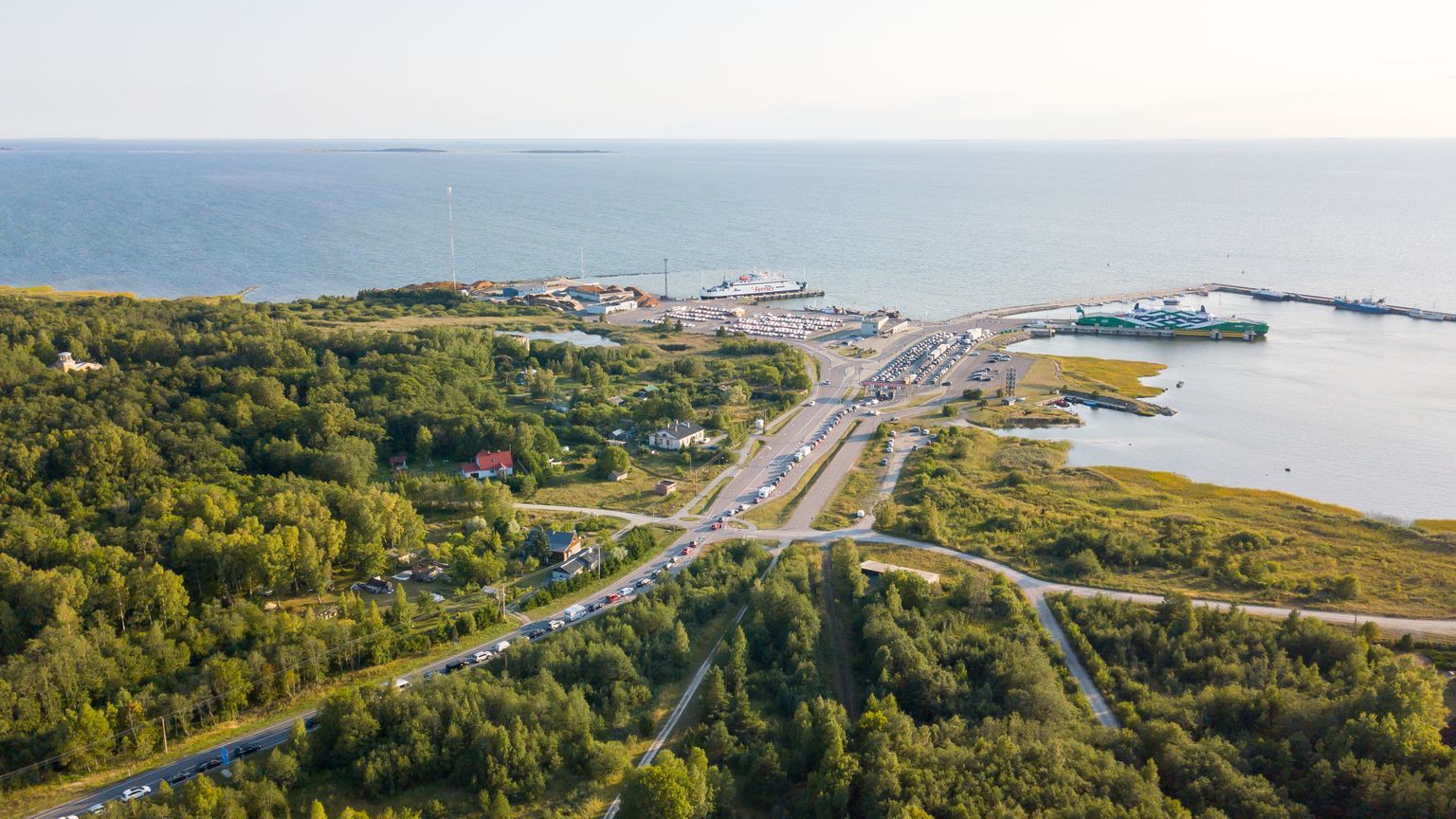 Praamijärjekord Heltermaa sadamas