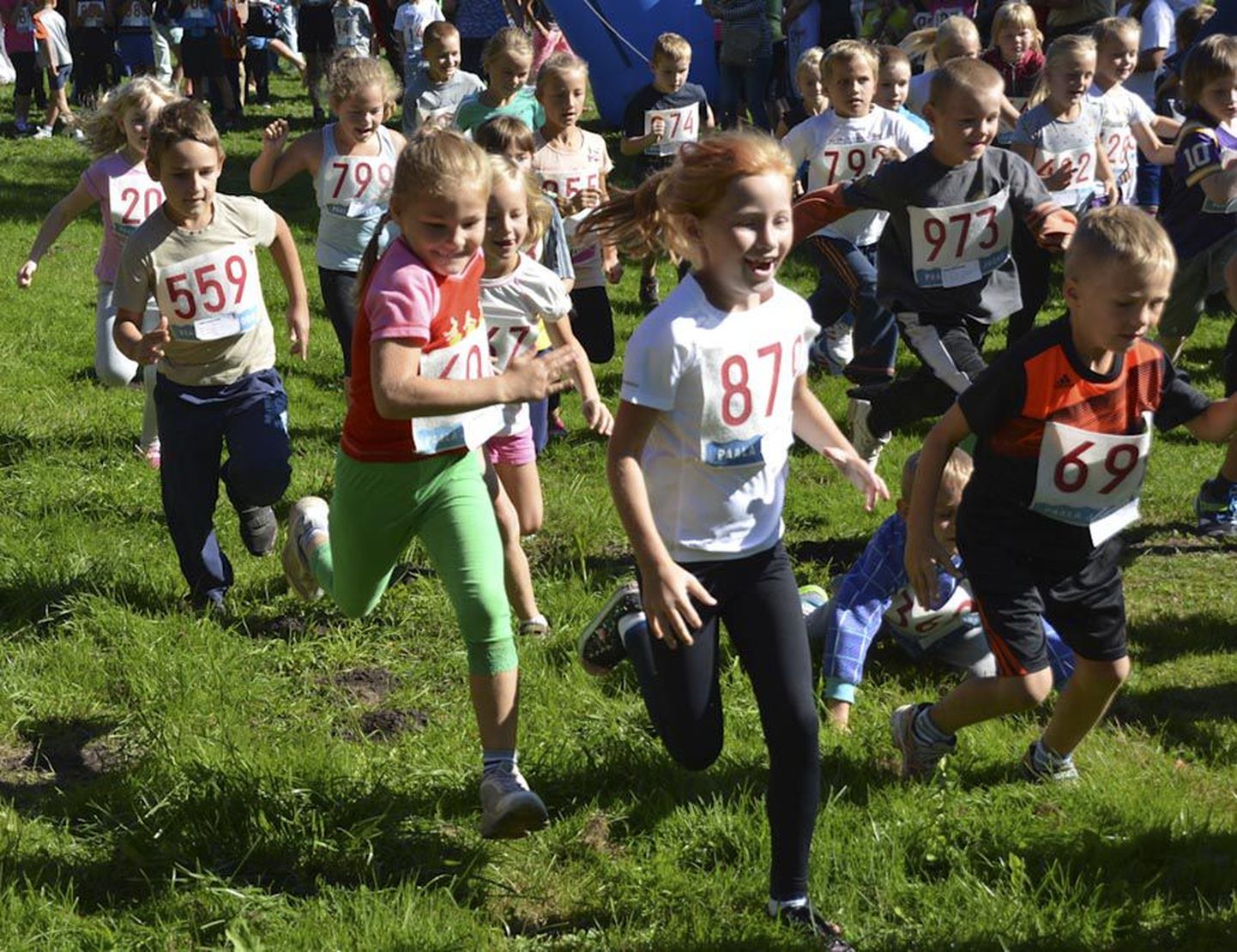 Laupäeval Viljandi Paala järve ääres 60. korda teoks saanud lastejooks tõi kokku peaaegu pool tuhat spordisõpra.
