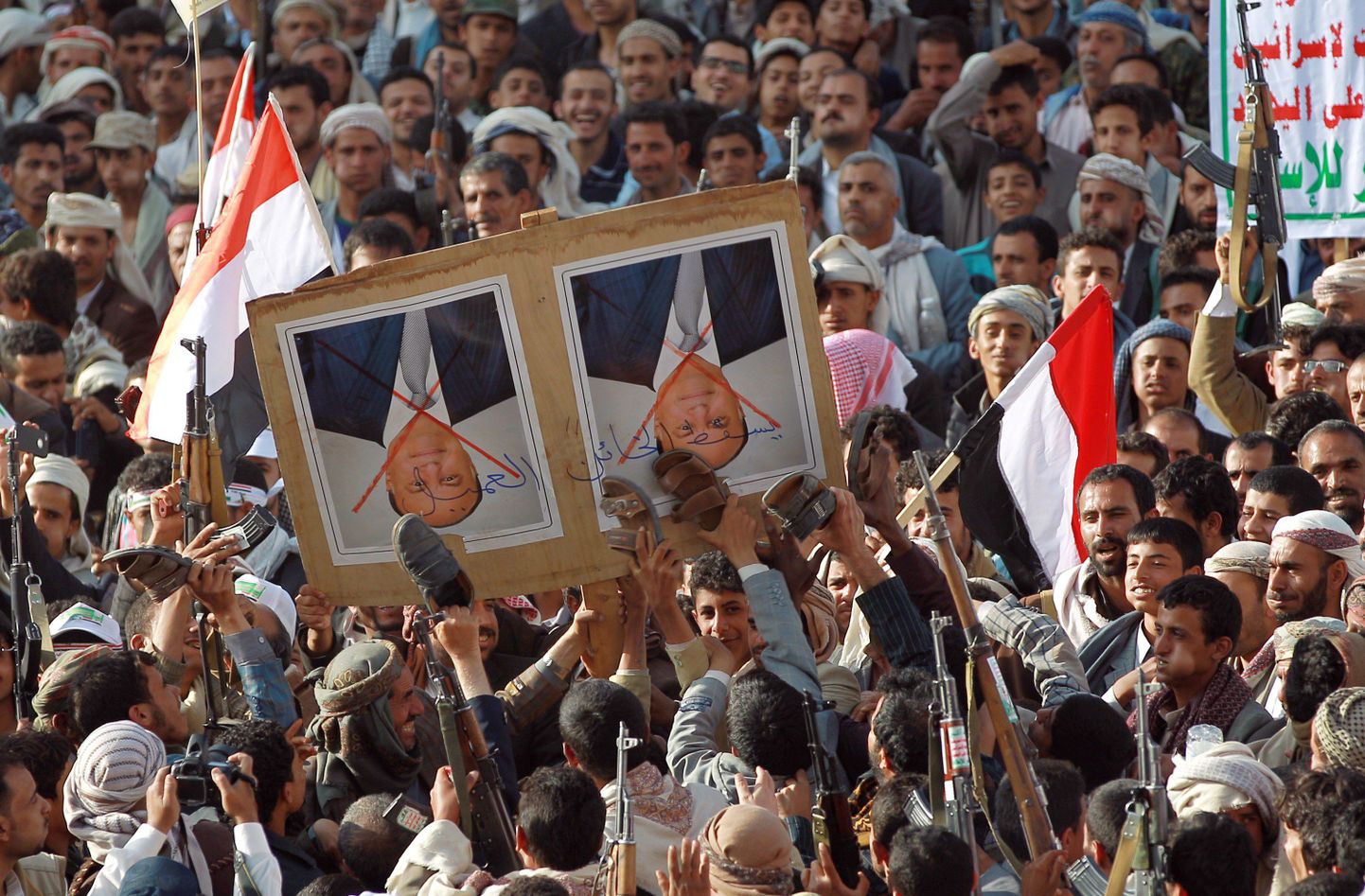 Huthi mässulistele lojaalsete hõimude liikmed tagusid jalanõudega vastu Jeemeni presidendi Abedrabbo Mansour Hadi portreed Sanaas 1. aprillil.