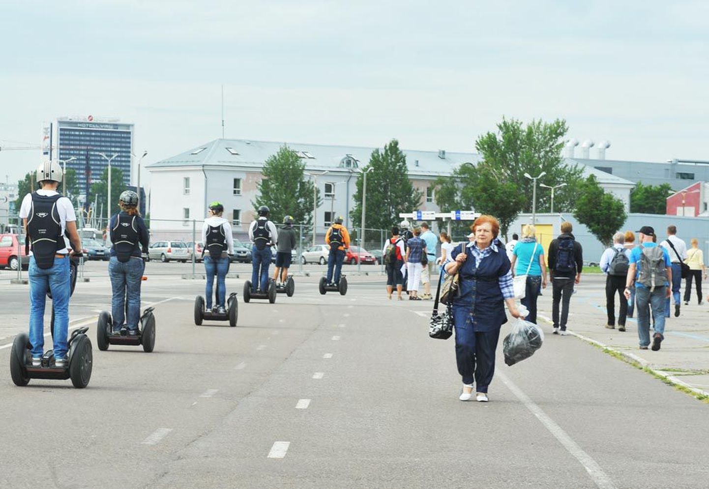 Kiiver pähe ja seagway jalge alla – kruiisituristid suunduvad Eesti pealinnaga tutvuma. Vanemad turistid eelistavad pigem jalutada.