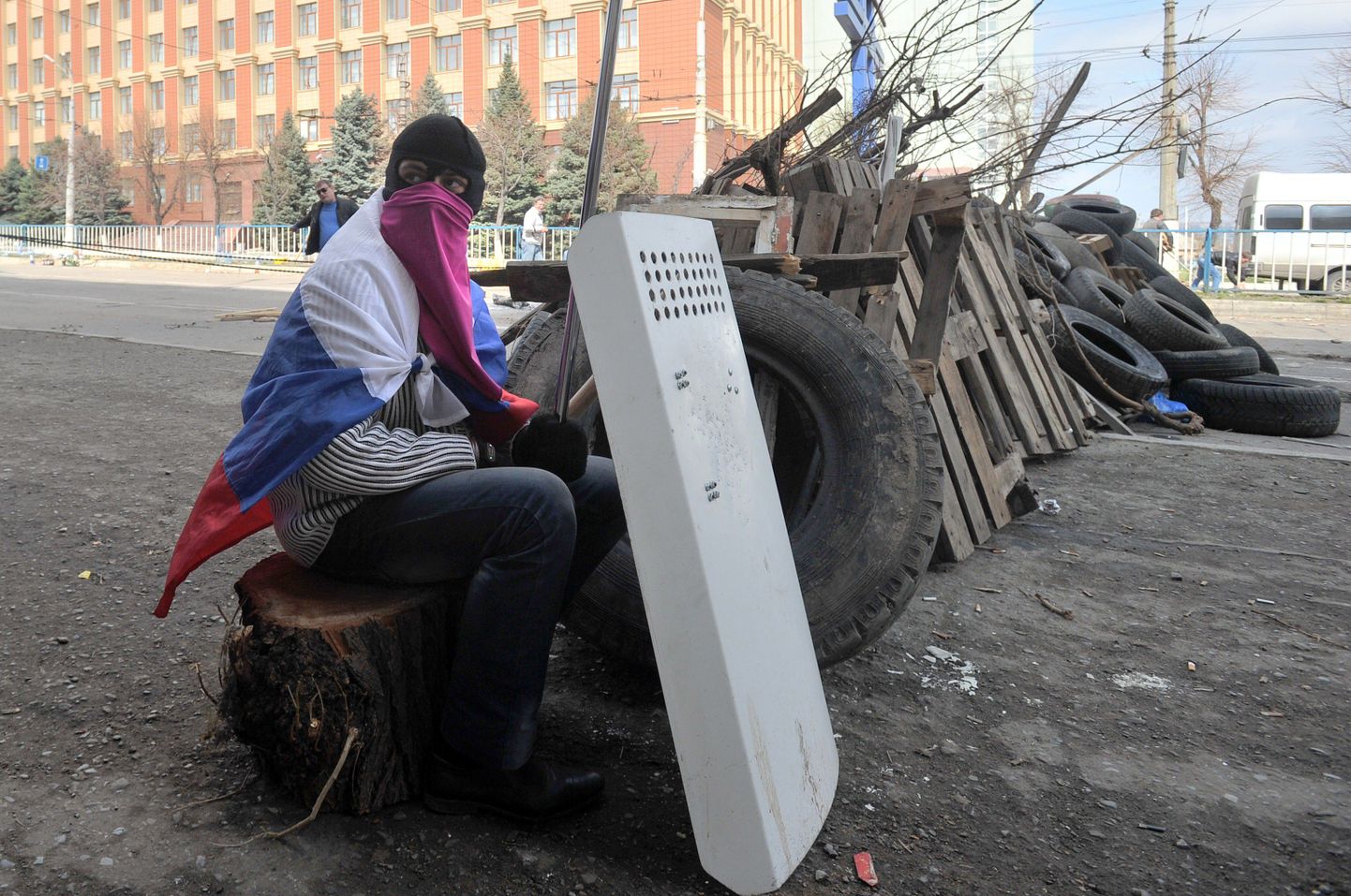 Venemeelne aktivist istub Luganskis julgeolekuteenistuse hoone ette rajatud barrikaadil.