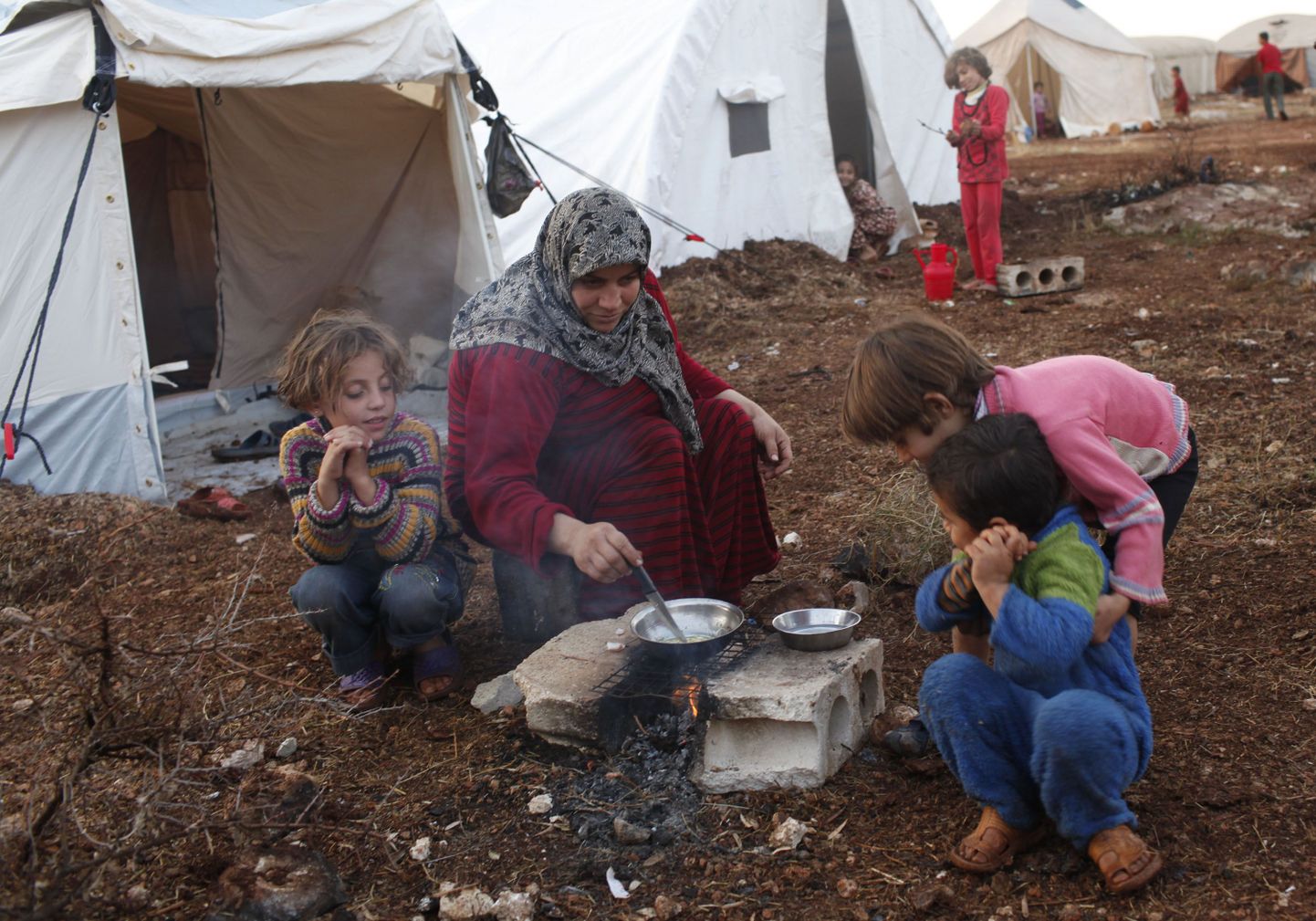 Süüria põgenikud süüa tegemas