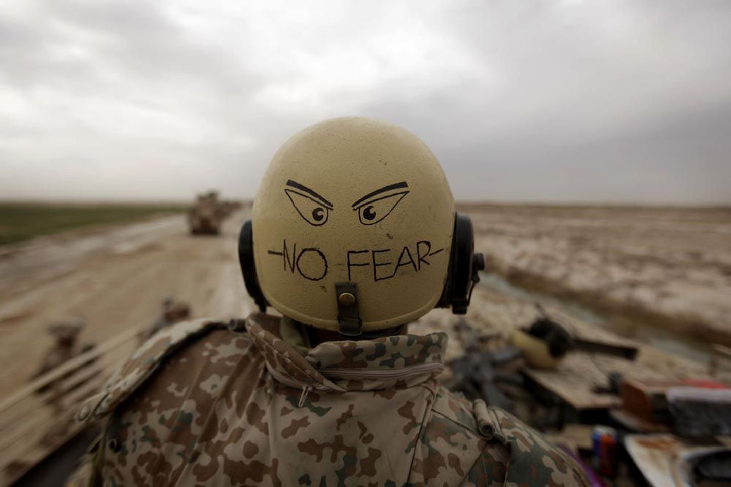 Taani sõjaväelane Leopardi tankil Afganistanis Marjah’ lähedal 2010. aasta veebruaris. Laaduri kiivril seisab kiri «Ei mingit hirmu».