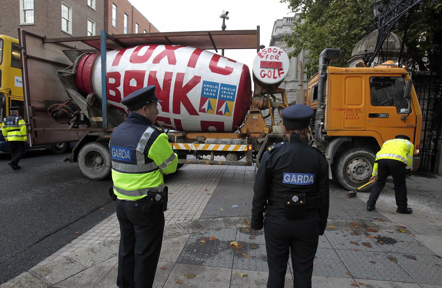 Mälestus pangakriisist: tsemendiveok, millega rammiti pankade väljalunastamise vastu protestiks Iirimaa parlamendi väravat Dublinis 2010. aastal.