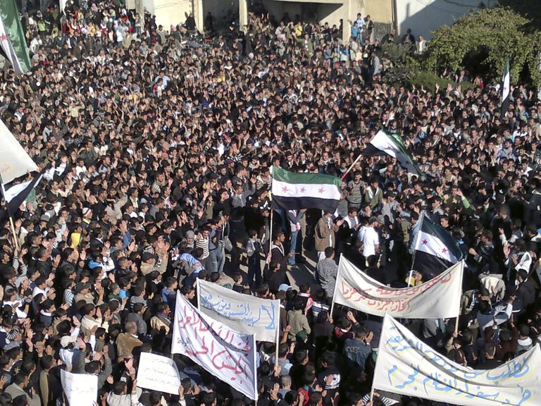 Rahvas on kogunenud al-Assadi vastasele meeleavaldusele.