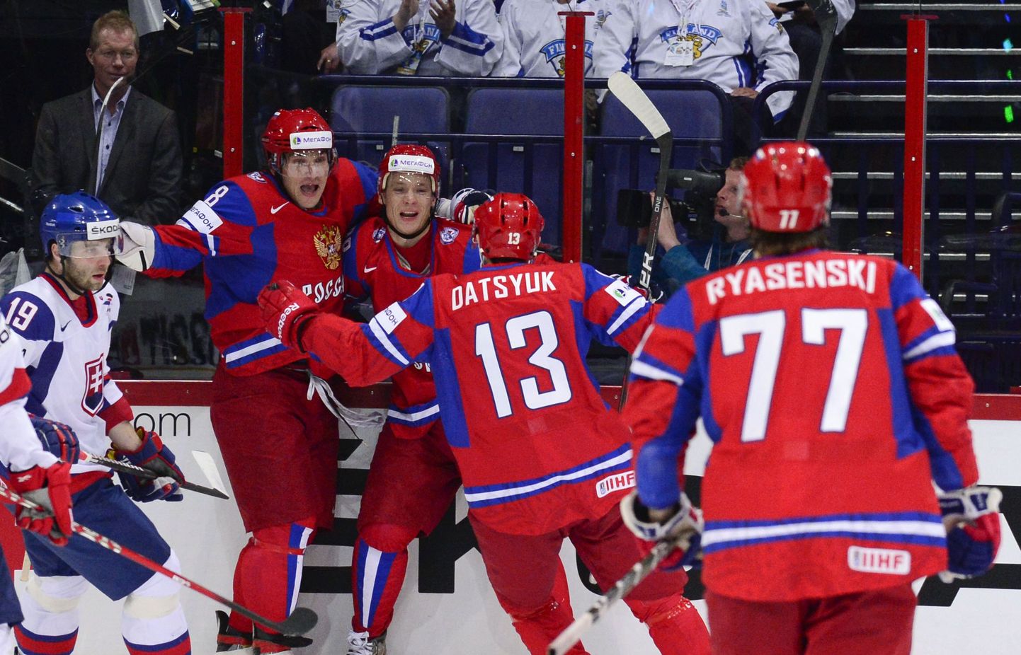 Venemaa mängijad rõõmustamas.