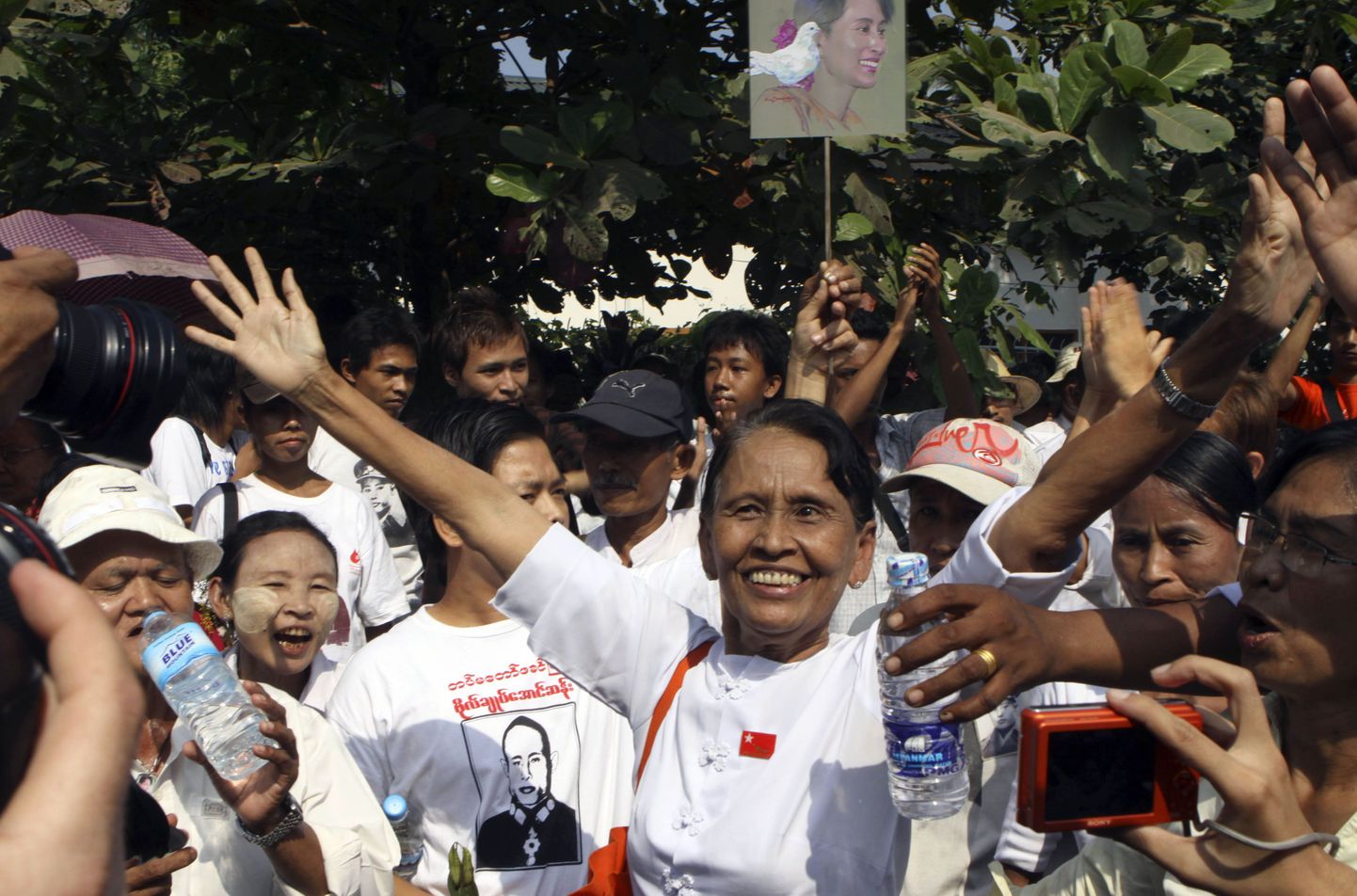 Naeratav Aung San Suu Kyi oma poolehoidjate keskel.