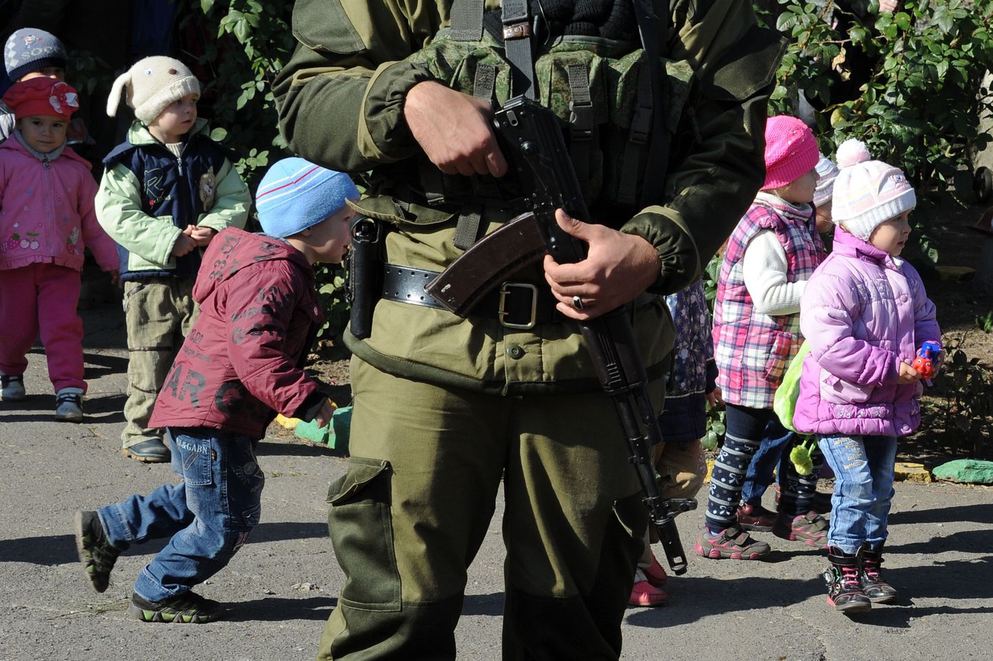 Venemaa huve esindava nn Donetski rahvavabariigi võitleja Ilovaiski laste taustal.