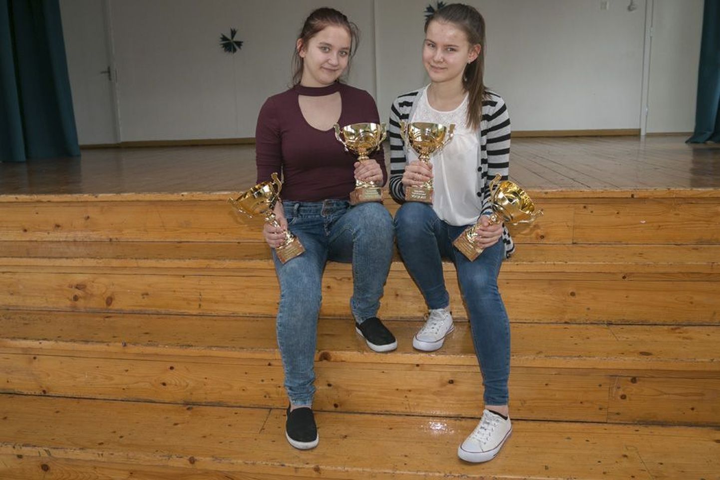 Viljandi Jakobsoni kooli õpilased Kristi Orujärv ja Diana Stelmokas korraldavad tantsuvõistluse, millest võtab osa üle kolmesaja noore.