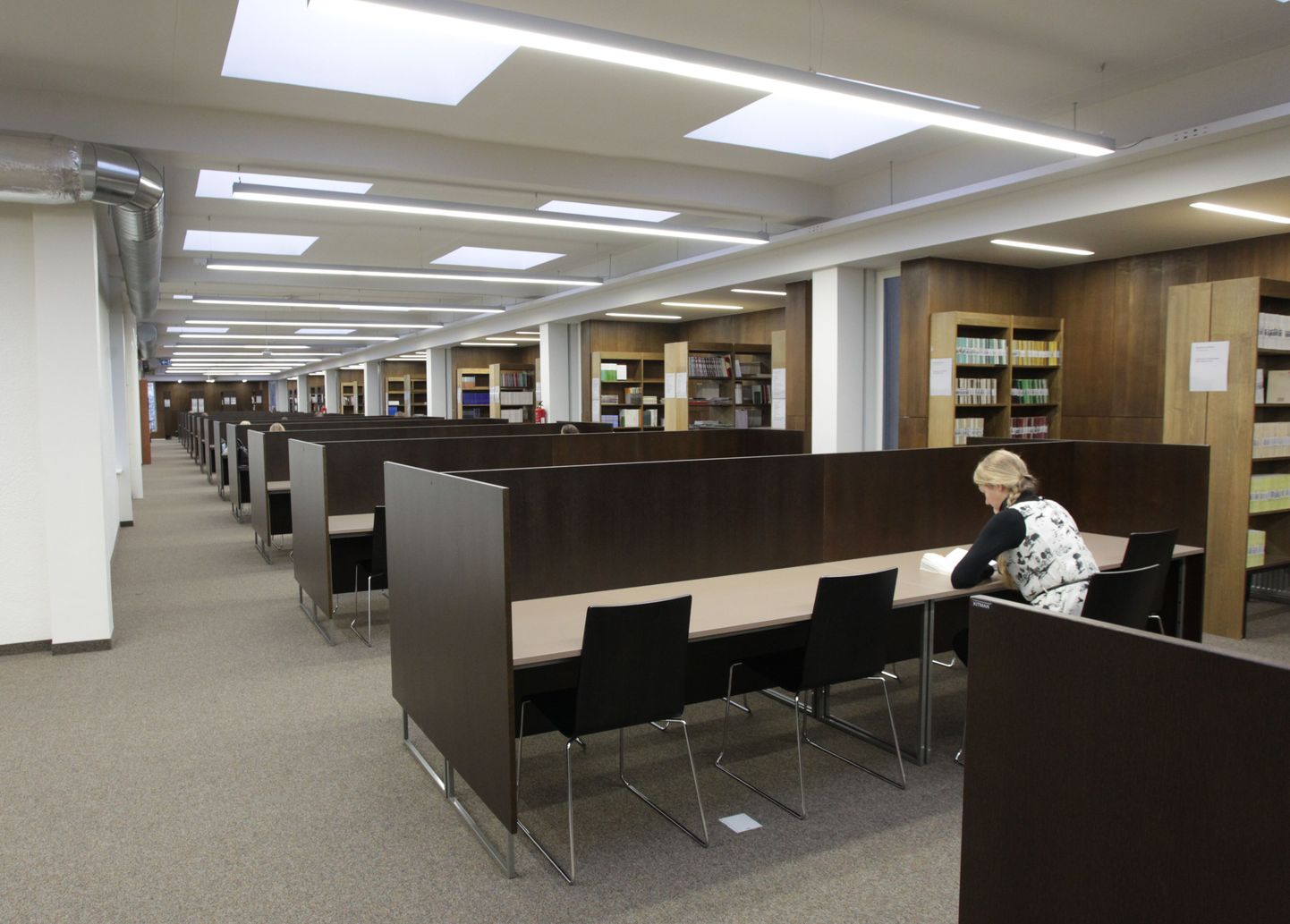 Tartu Ülikooli raamatukogus remonditi kaks lugemissaali ja sisustati uue mööbliga.