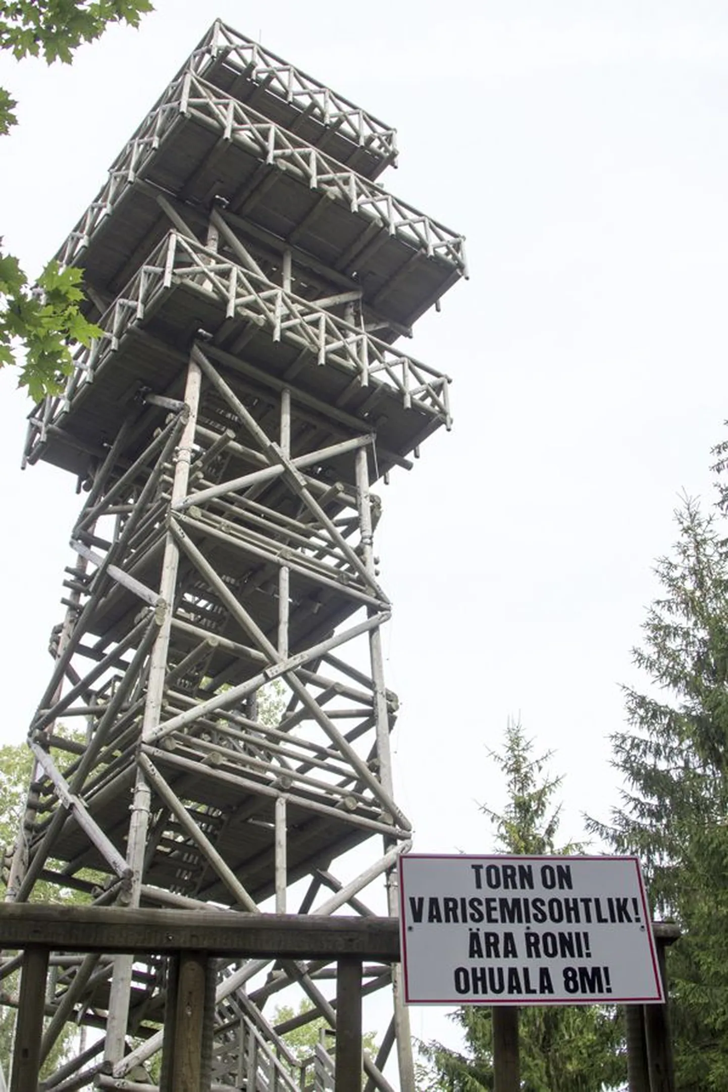Holstre-Polli vaatetorni ees on hoiatav silt, millel on kirjas, et üles pole loodusnautlejatel asja.
