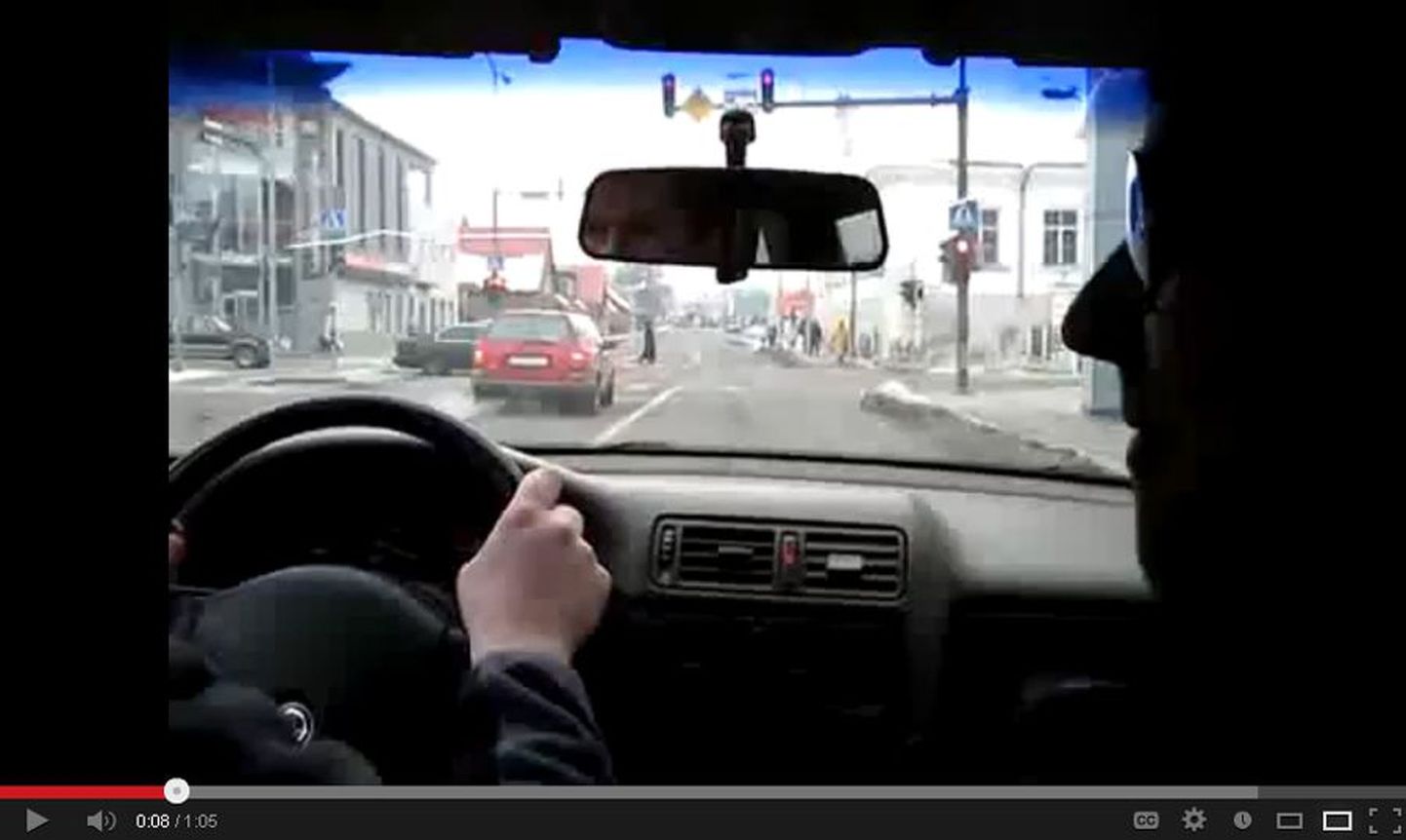 Hetk videolõigust: auto vagura juhi ja räuskava sõiduõpetajaga on jõudmas Tallinna ja Jakobsoni tänava ristmikule.