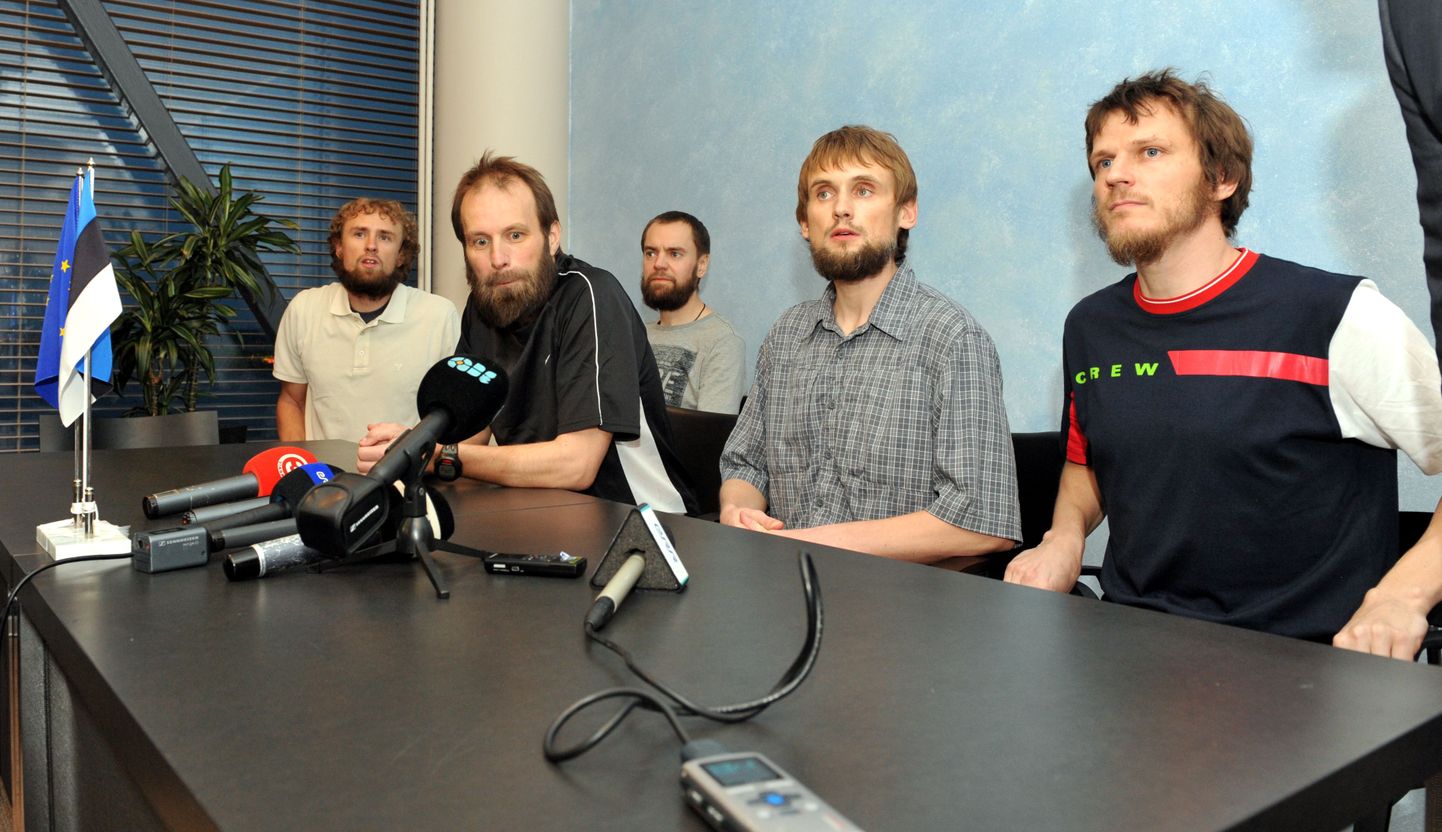 Ratturid pärast pääsemist Tallinnas pressikonverentsi andmas.