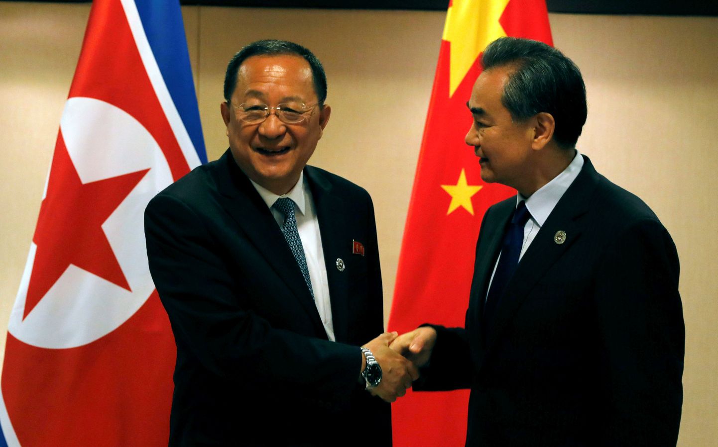 Hiina välisminister Wang Yi (paremal) koos Põhja-Korea välisminister Ri Yong Ho-ga Lõuna-Aasia riikide tippkohtumisel Manilas.