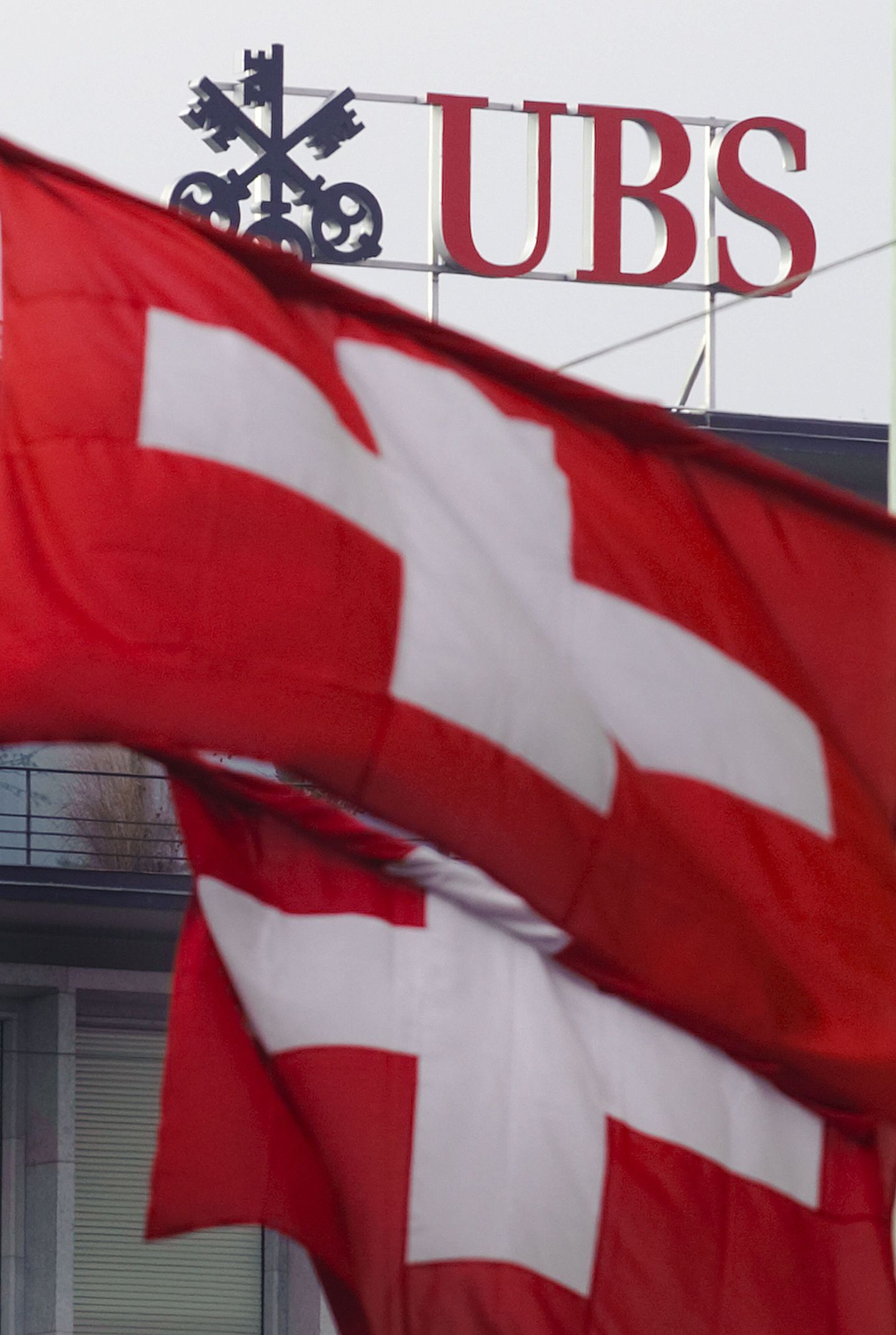 Šveitsi lipud UBSi peahoone juures Zürichis