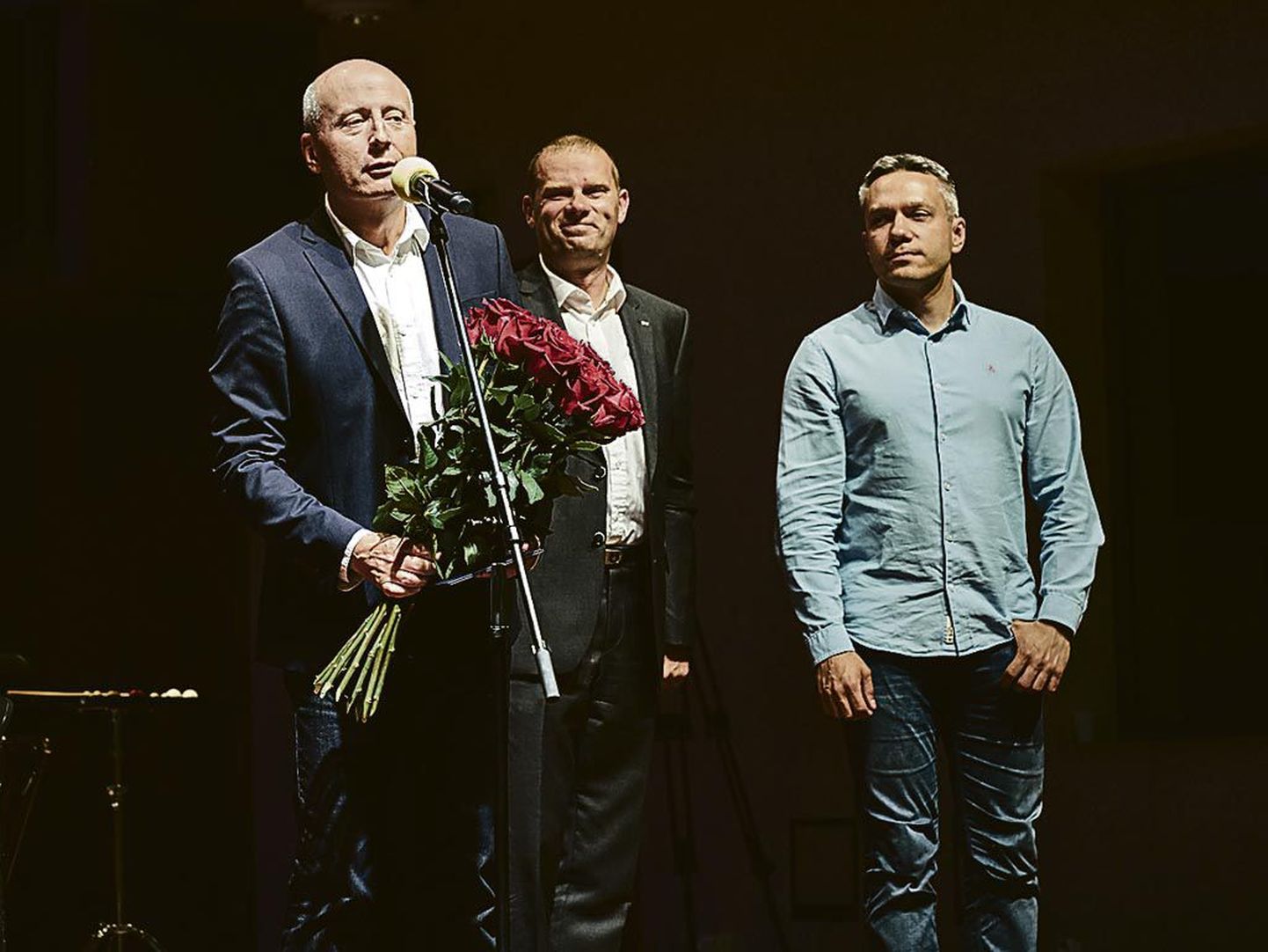 Paavo Järvi (vasakul), koos Pärnu linnapea Romek Kosenkraniusega. Järvi oli Pärnu linna vapimärgi saamisest väga liigutatud.