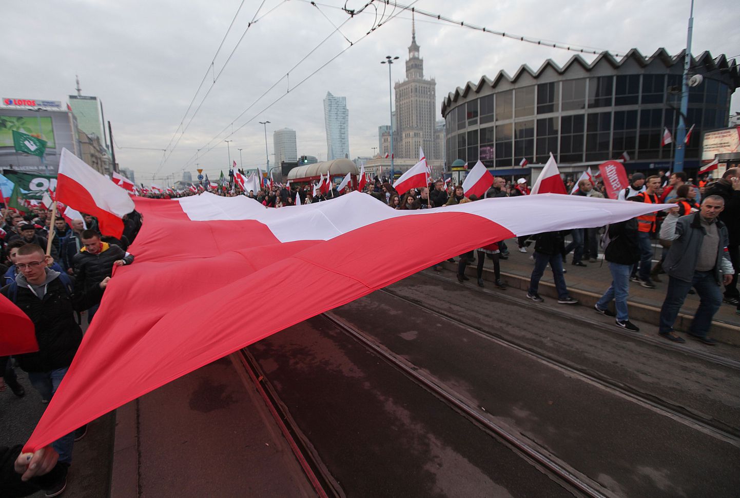 Pola lipud Varssavis toimunud meeleavaldusel.