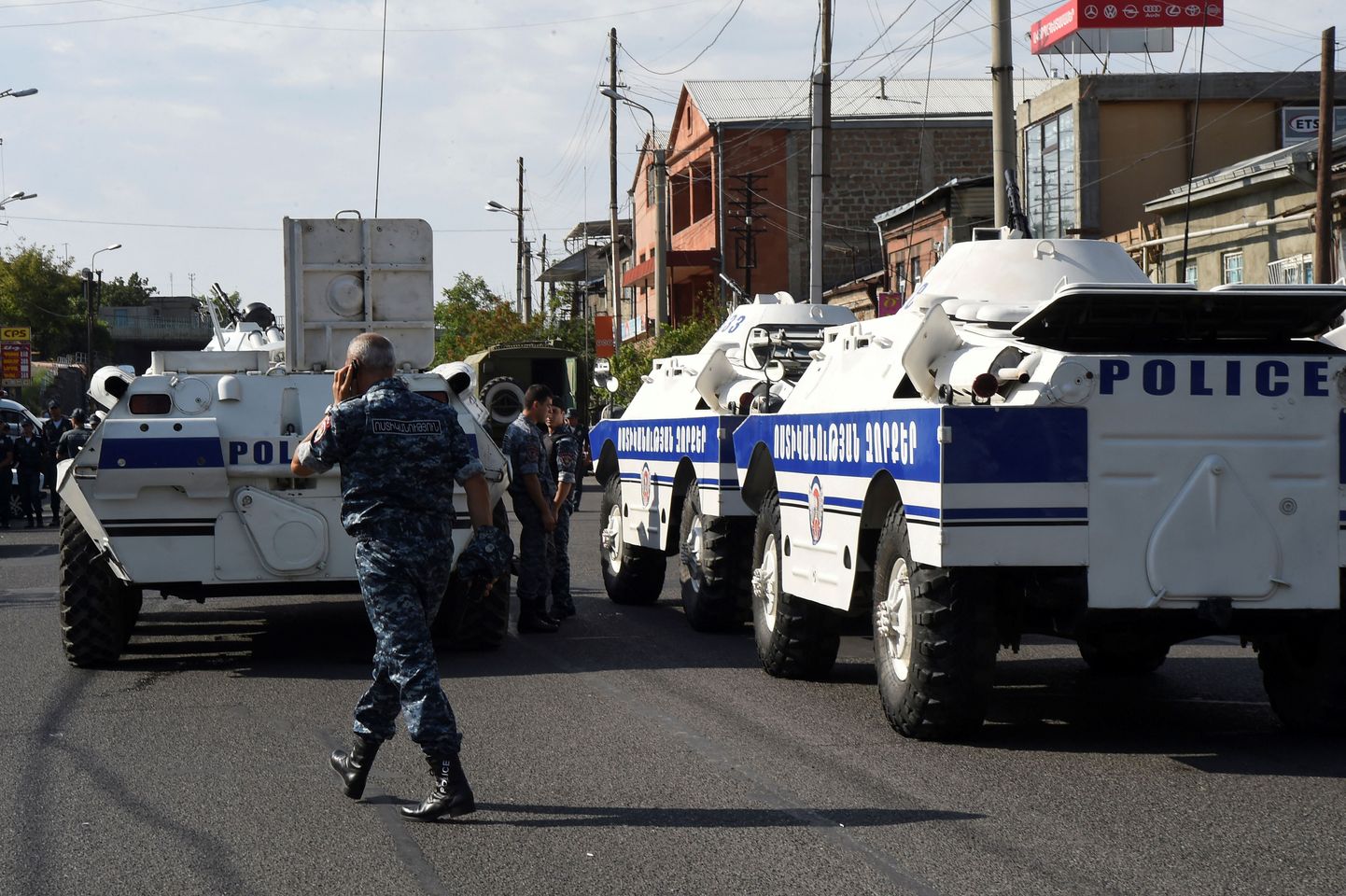 Politseinikud Jerevanis Erebuni linnajaos asuva politsei- ja sisevägede peakorteri lähedal.
