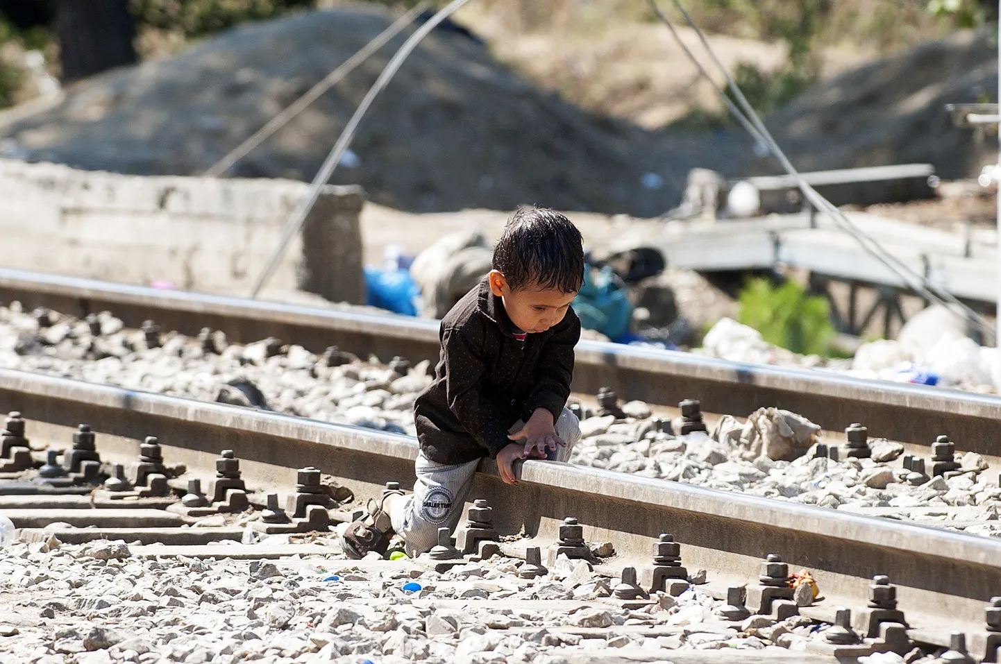 Väike põgenik Kreeka-Makedoonia piiriala raudteel