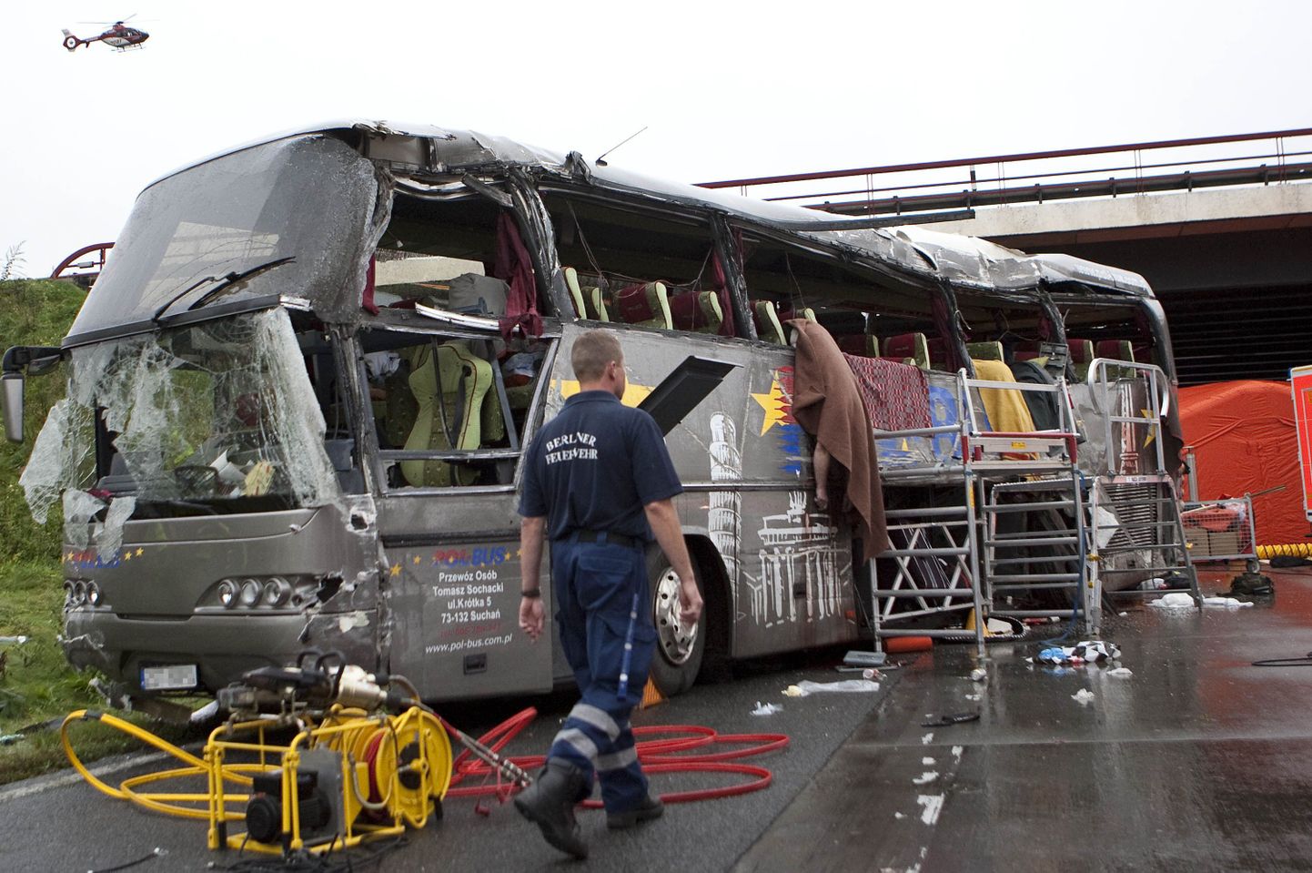 В аварии автобуса на автобане Германии погибли 12 человек.