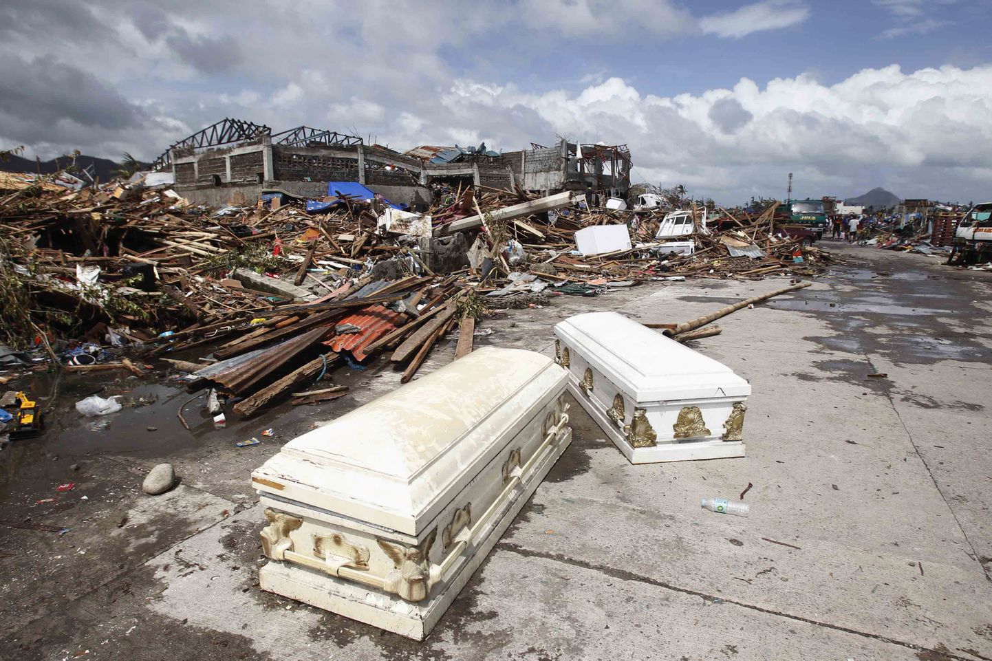 Kirstud purustatud Taclobani tänaval.