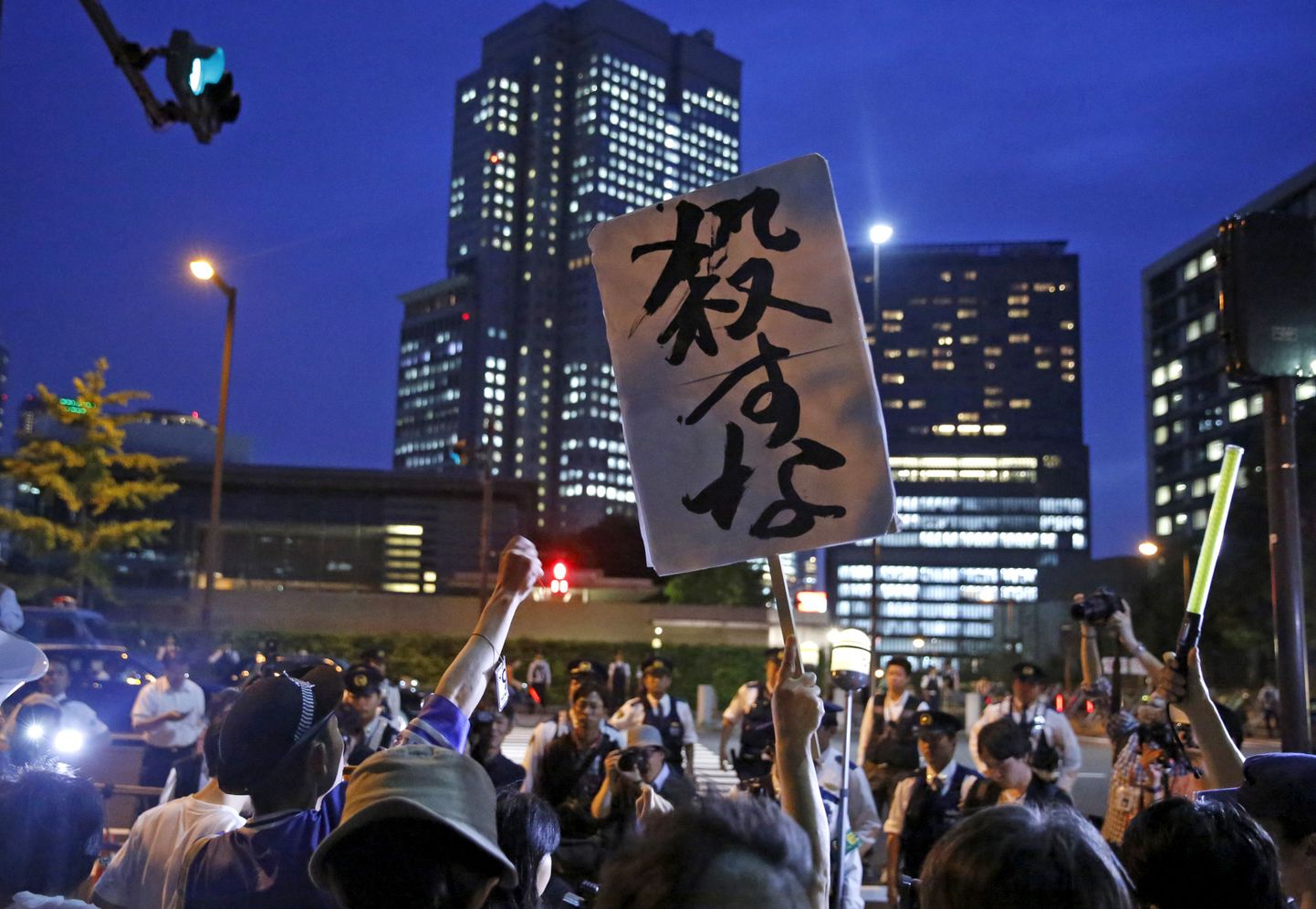 Istungi ajal avaldasid sajad inimesed peaminister Shinzo Abe büroo ees meelt, riigi militariseerimises.