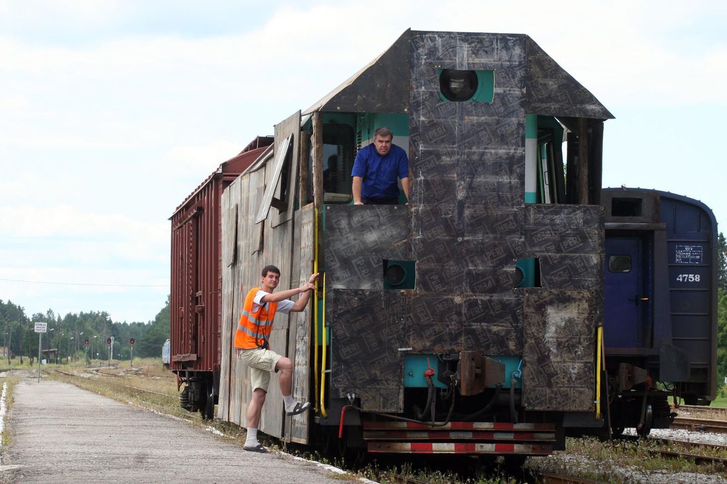 Vedurijuhi Andrus Roosma (paremal) ja tema abilise Martin Kuuse kinnitusel tõmbab «Soomuskino» palju rohkem inimeste tähelepanu, kui tavalised rongid.