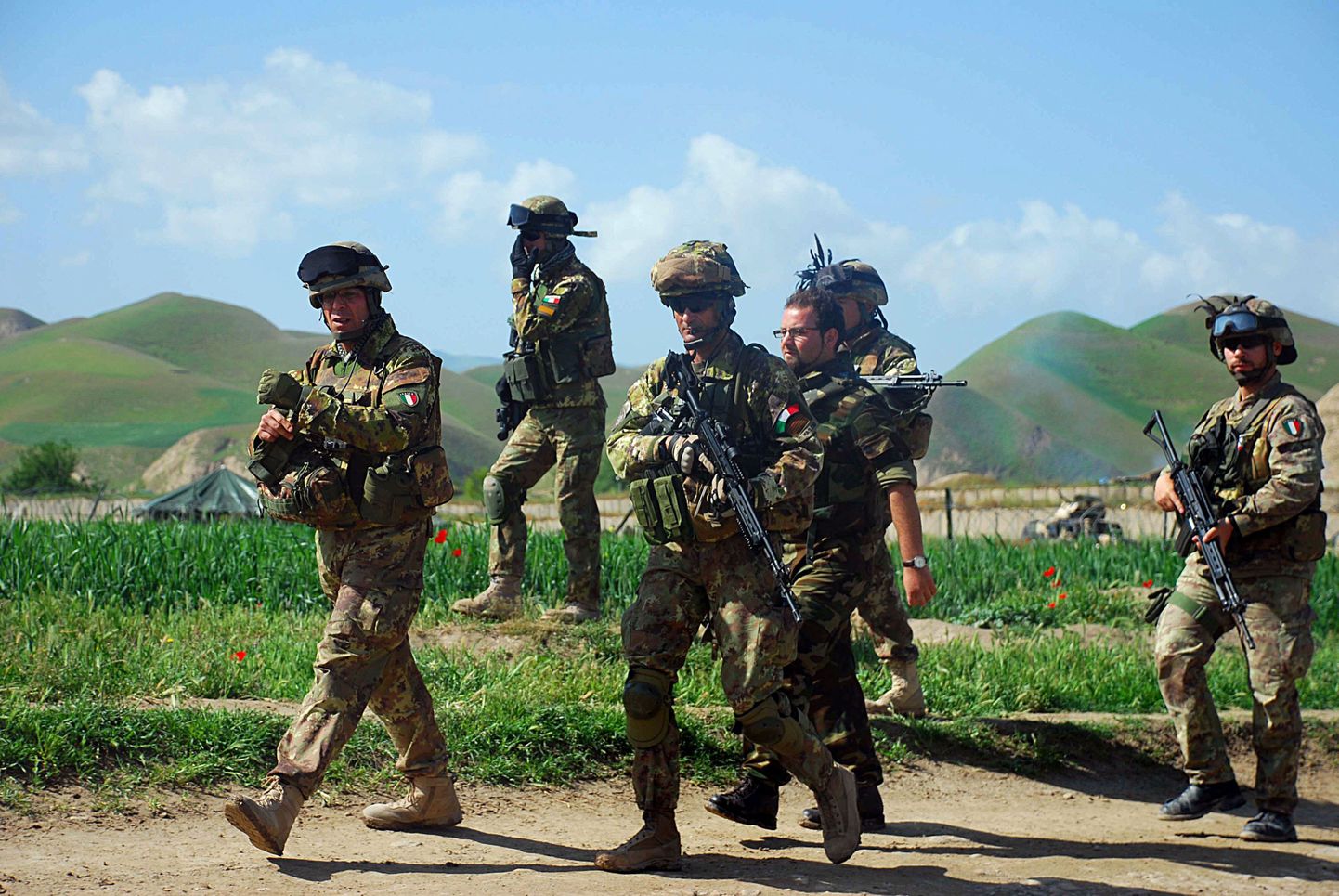 Солдаты НАТО в Афганистане.
