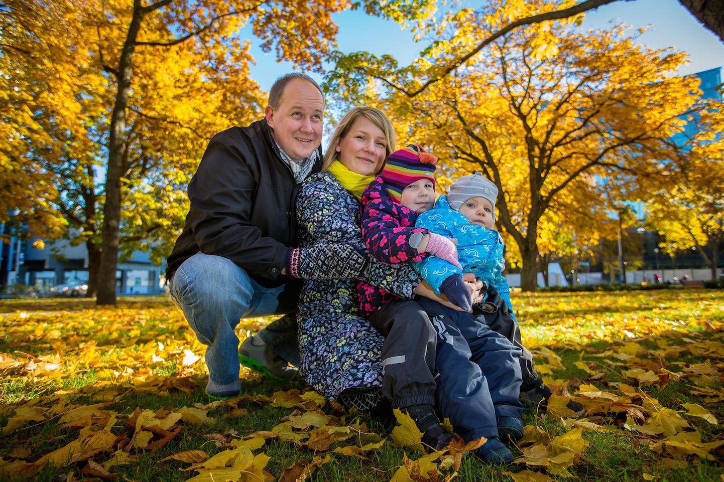 Schaeride pere naudib kuldkollast Kadriorgu. Vasakult: Daniel Erik, Siret, kolmene Adele ja aastane Aleksander (2015).