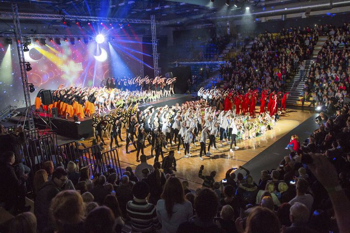Eelmisel laupäeval toimus Rakvere spordihallis esteetika- ja tantsukooli suurejooneline talvekontsert, kus üles astunud ligi 600 tantsijat tuli vaatama 2000pealine publik.