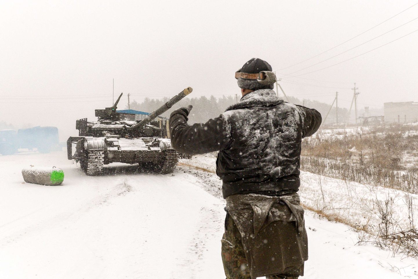 Ukraina sõdur juhendab tankijuhti Luganski oblastis Šastja linna lähistel.