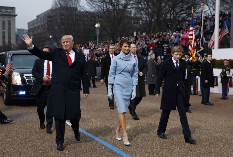 Donald, Melania ja Barron Trump koos ihukaitsjatega. Spekulatsiooni tekitas kiilas ihukaitsja
