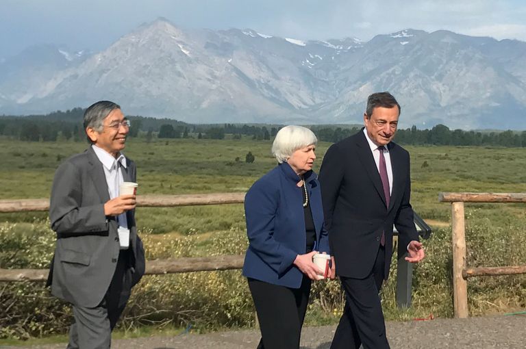 Jaapani keskpanga juht Haruhiko Kuroda (vasakul), Ameerika Ühendriikide föderaalreservi esimees Janet Yellen (keskel) ja Euroopa keskpanga president Mario Draghi (paremal) Jackson Hole’is Wyomingis / Scanpix