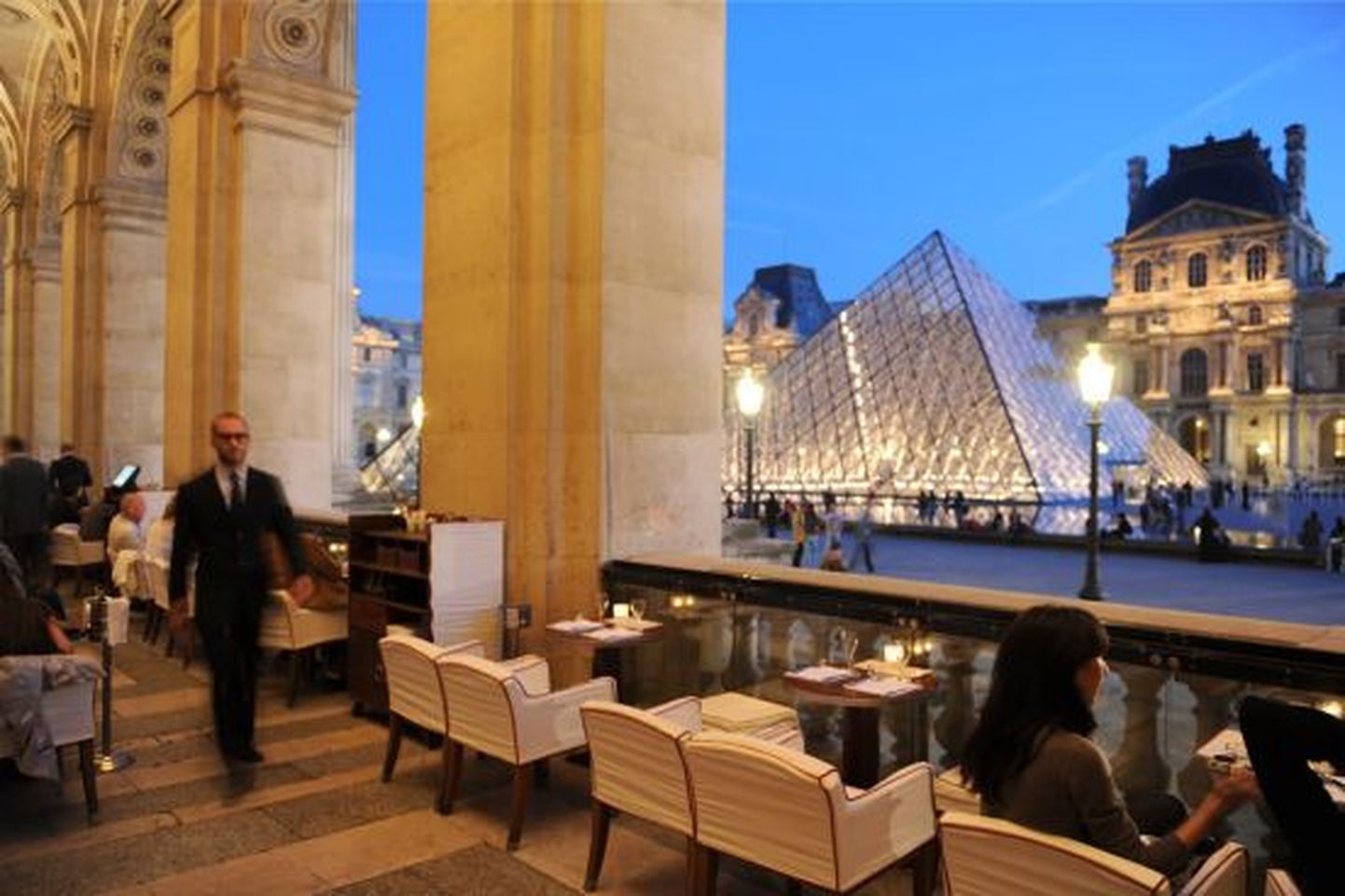 Pariisis asuv restoran Cafe Marly, kust avaneb vaade Louvre'i muuseumile.