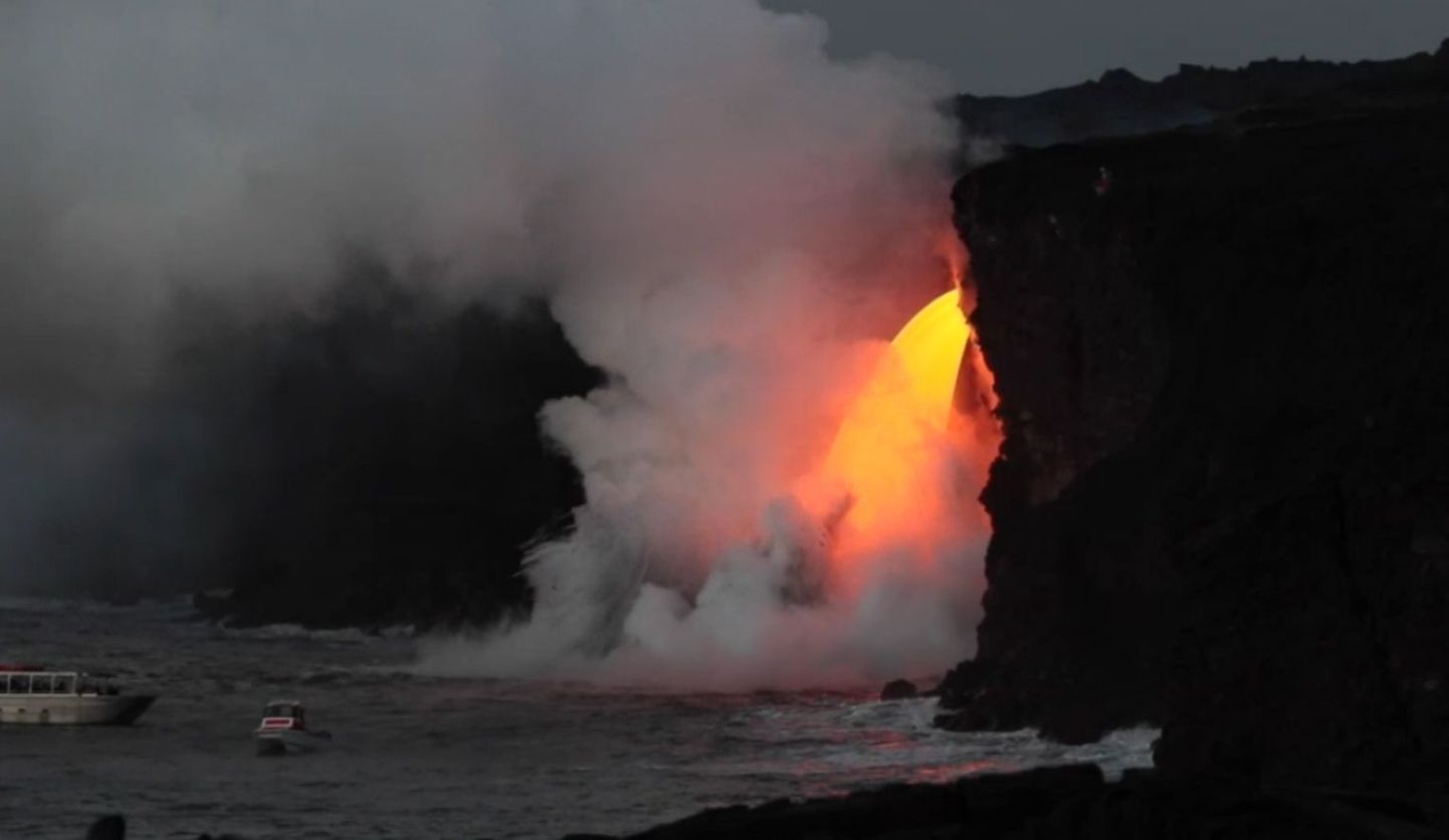 Havai Vulkaanide Rahvuspargis tekkis laava voolusängi muutumise tagajärjel ootamatu hiiglaslik merre voolav laavakosk.