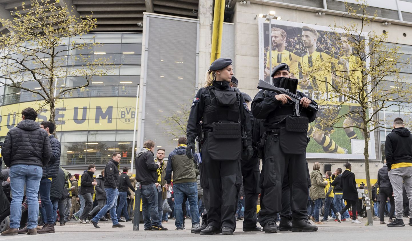 Tugevdatud politseijõud Dortmundi Borussia koduareeni Westfalenstadioni ümber.