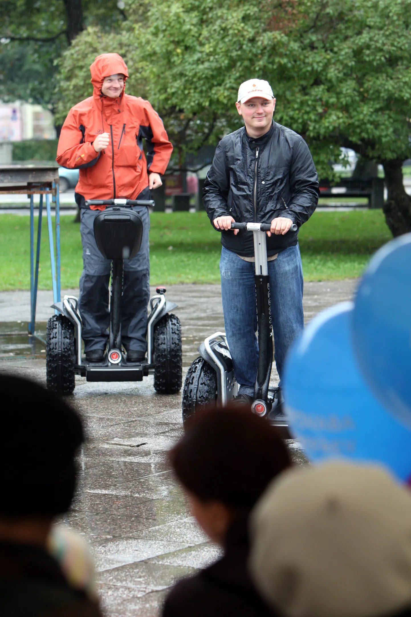 Mullusel autovaba päeva üritusel Tammsaare Tammsaare pargis sõitsid keskkonnaameti juhataja Tõnu Tuppits (vasakul) ja abilinnapea Deniss Boroditš elektrisõidukitega Segway.