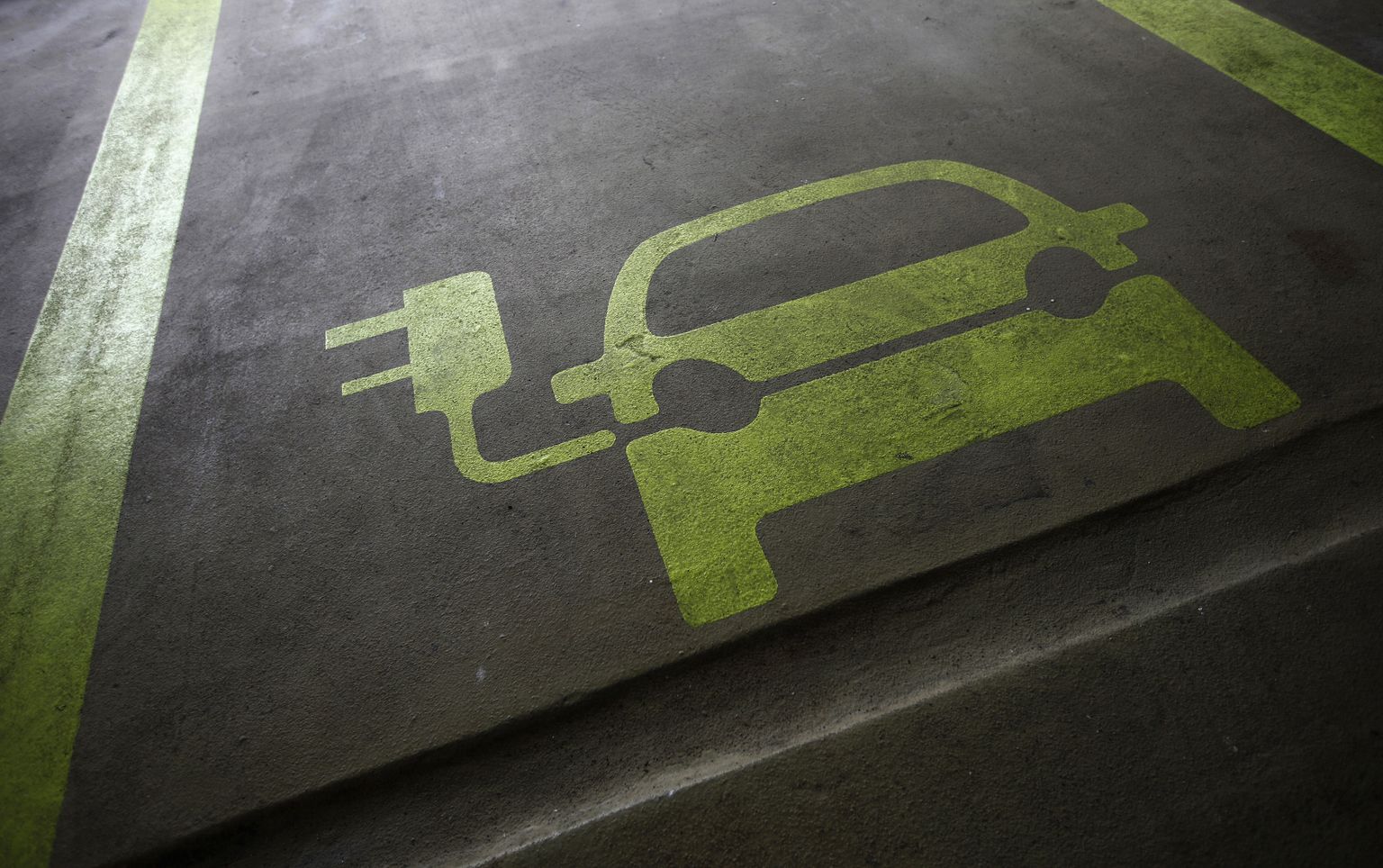 Parkimiskoht elektriautodele.