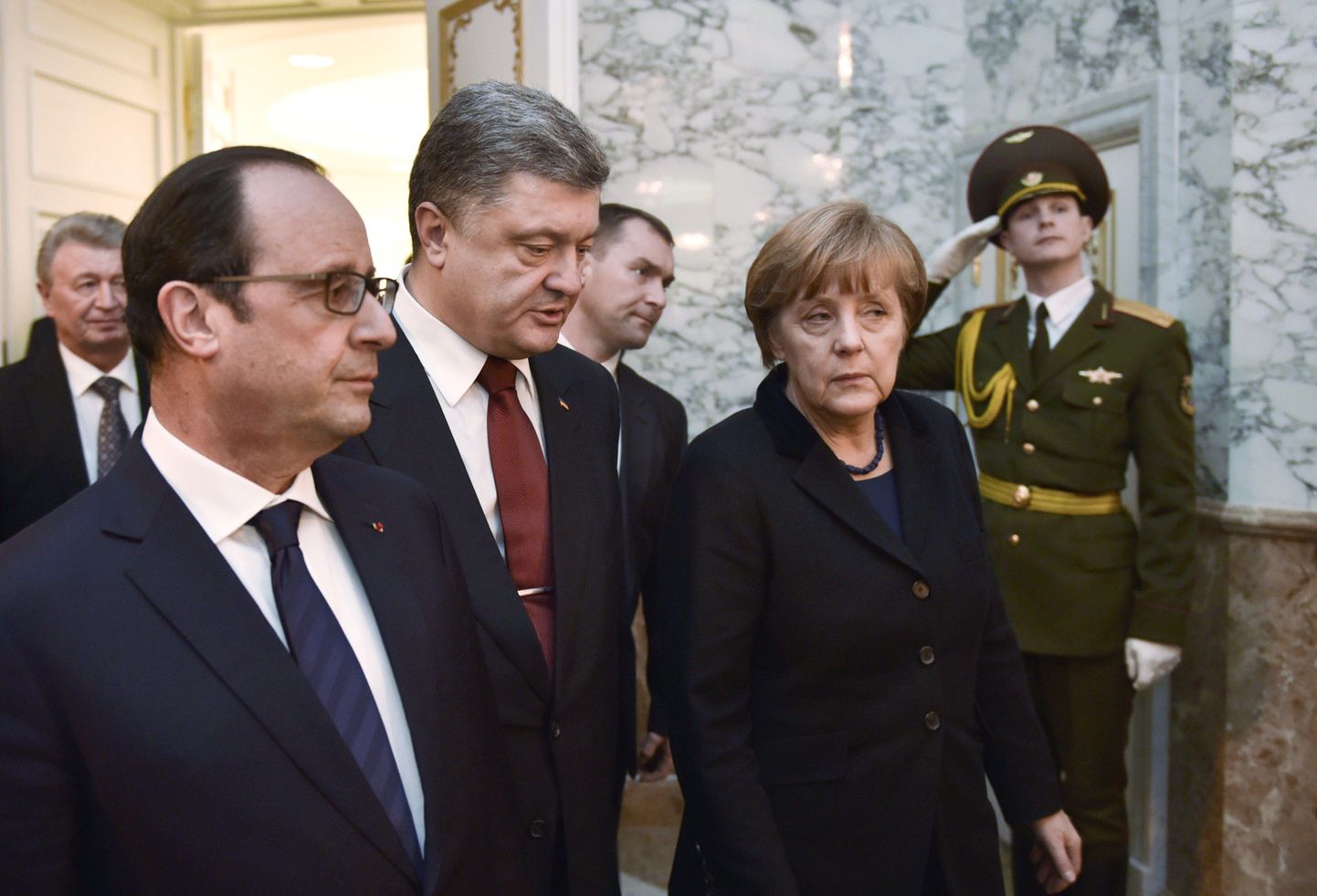 Prantsusmaa president François Hollande (vasakul), Saksamaa liidukantsler Angela Merkel ja Ukraina president Petro Porošenko.