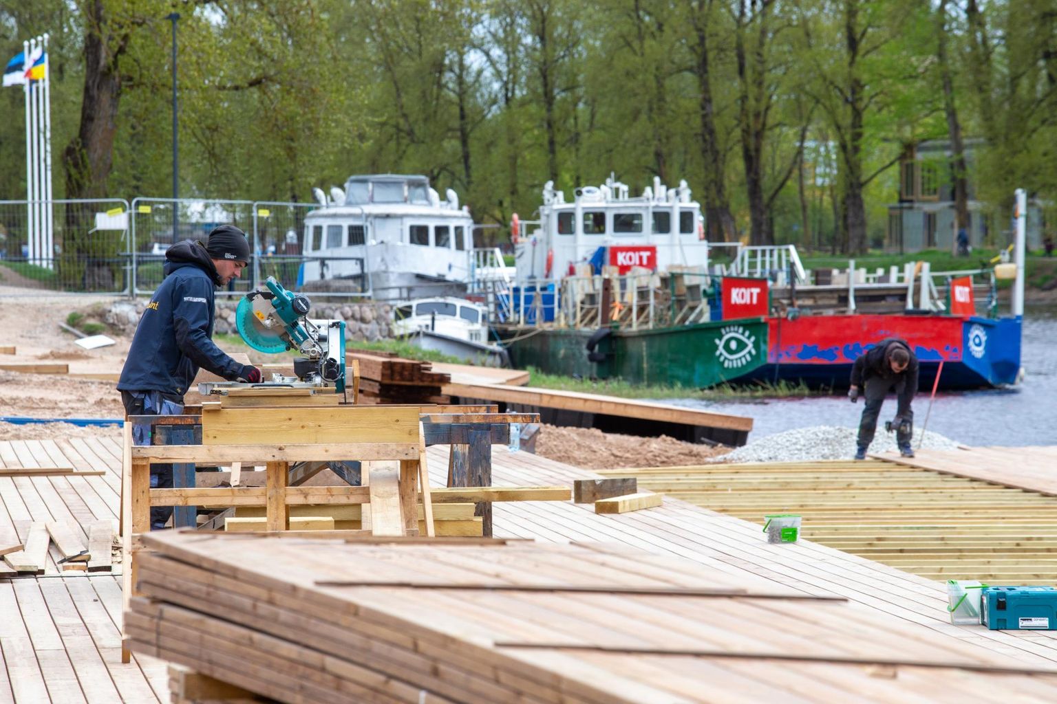Hoolimata materjalide kallinemisest ja tarneraskustest käis linnaujulas eile pärastlõunal töö.