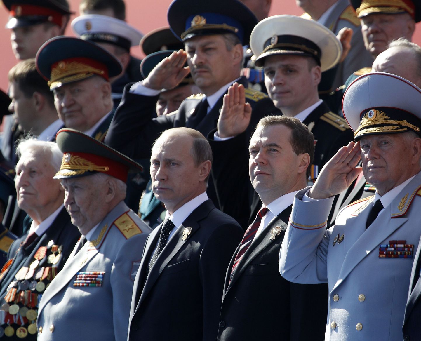 Venemaa president Vladimir Putin ja peaminister Dmitri Medvedev täna Moskvas Punasel väljakul võidupüha paraadi jälgimas.