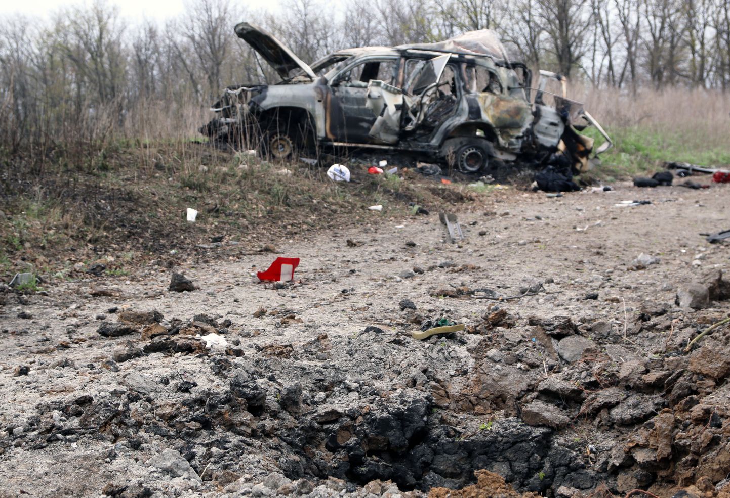 OSCE vaatlusmeeskonna sõiduk pärast miini otsa sõitmist.