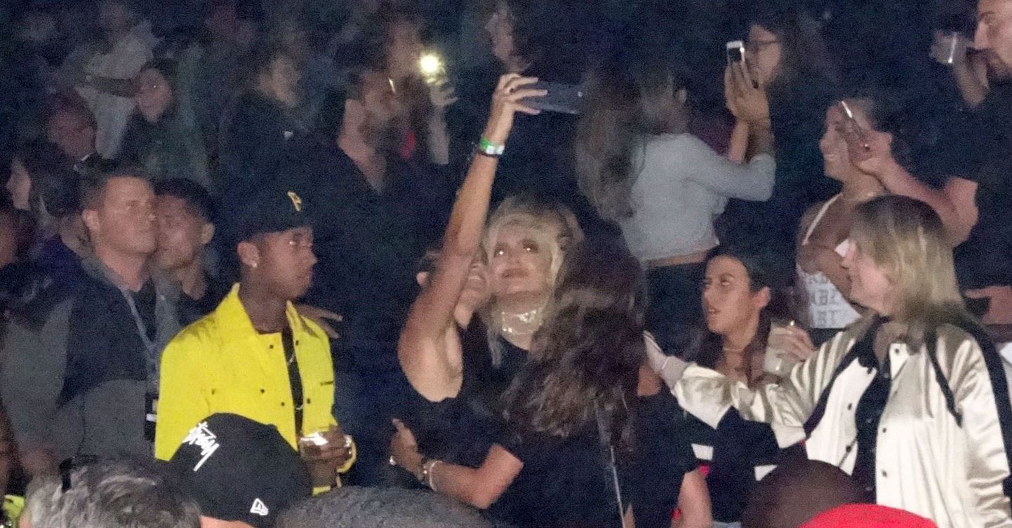 Travis Scott (kollases) ja Kylie Jenner klõpsib pilte