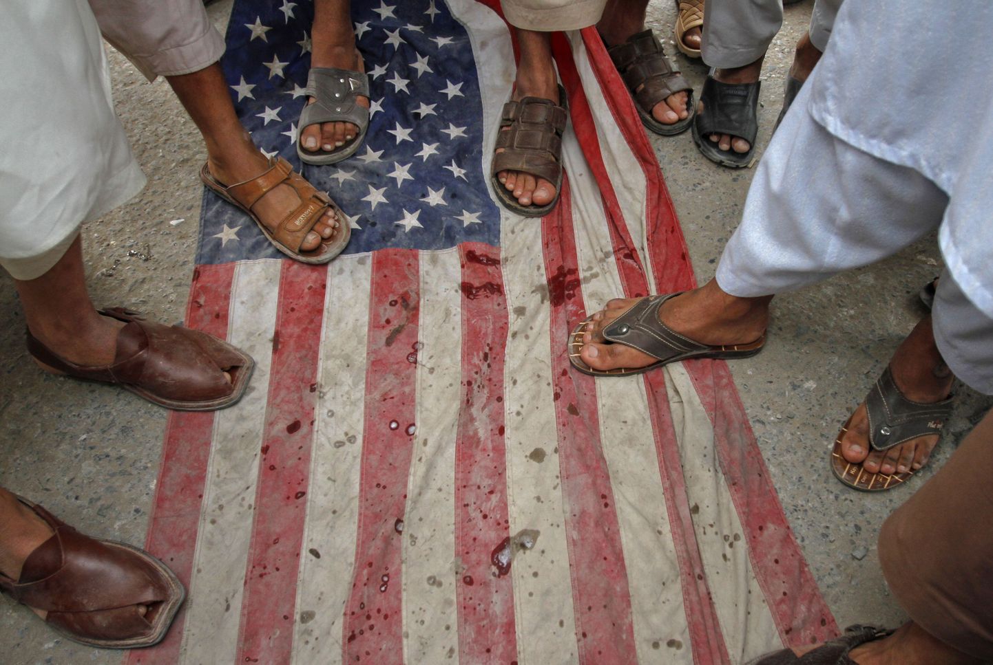 Pakistanlased USA lipul, väljendades nii vastuseis droonirünnakutele.