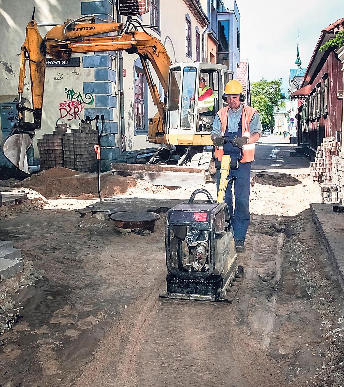 Eile taastati teekatet Uuel tänaval. Augustis kaevatakse uue soojatoru nimel üles Malmö ja Nikolai tänav.