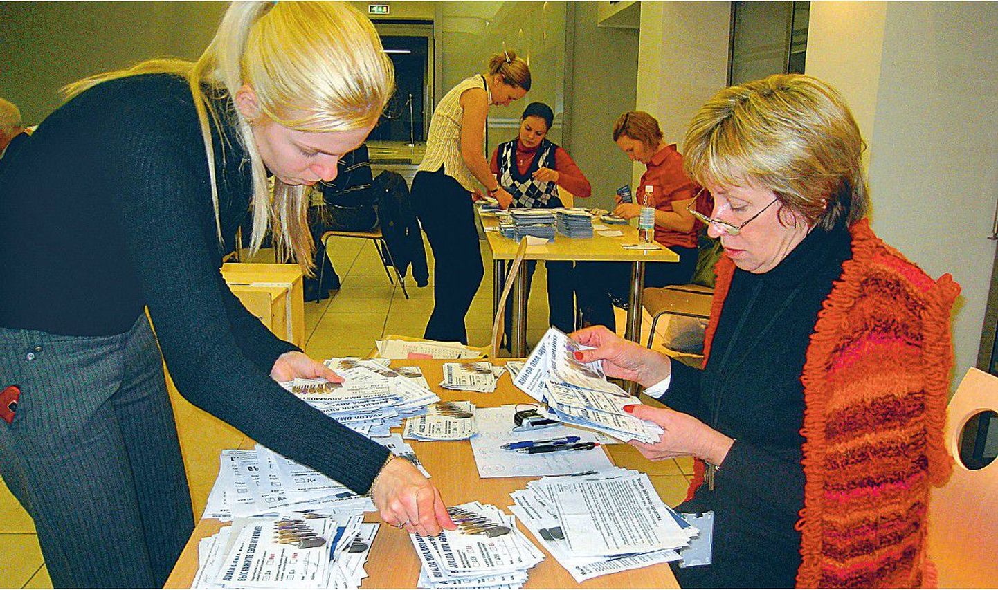 Pabersedelitel häälte ülelugemine kolmapäeva õhtul Tallinna linnavalitsuses. Kui paberil hääletanutest toetas pealinna haldusreformi keskerakondlikul viisil ligikaudu kolm viiendikku hääletanutest, siis internetis said reformi vastased napi võidu.