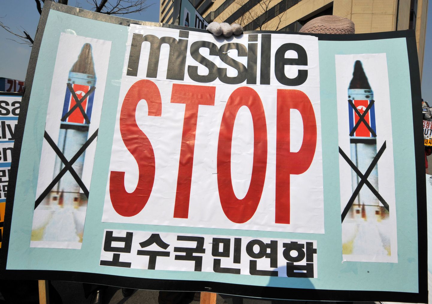 Põhja-Korea raketistarti vastustav plakat USA saatkonna juures Soulis.