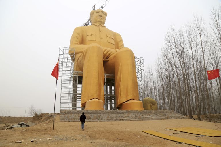 Hiina. Kuldne Mao Zedongi kuju Henani provintsis. 